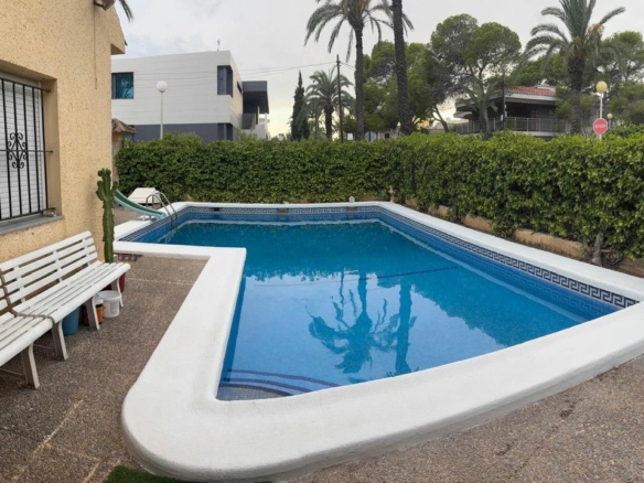 6-bedroom Villa In Torrevieja, Spain (170 M²)