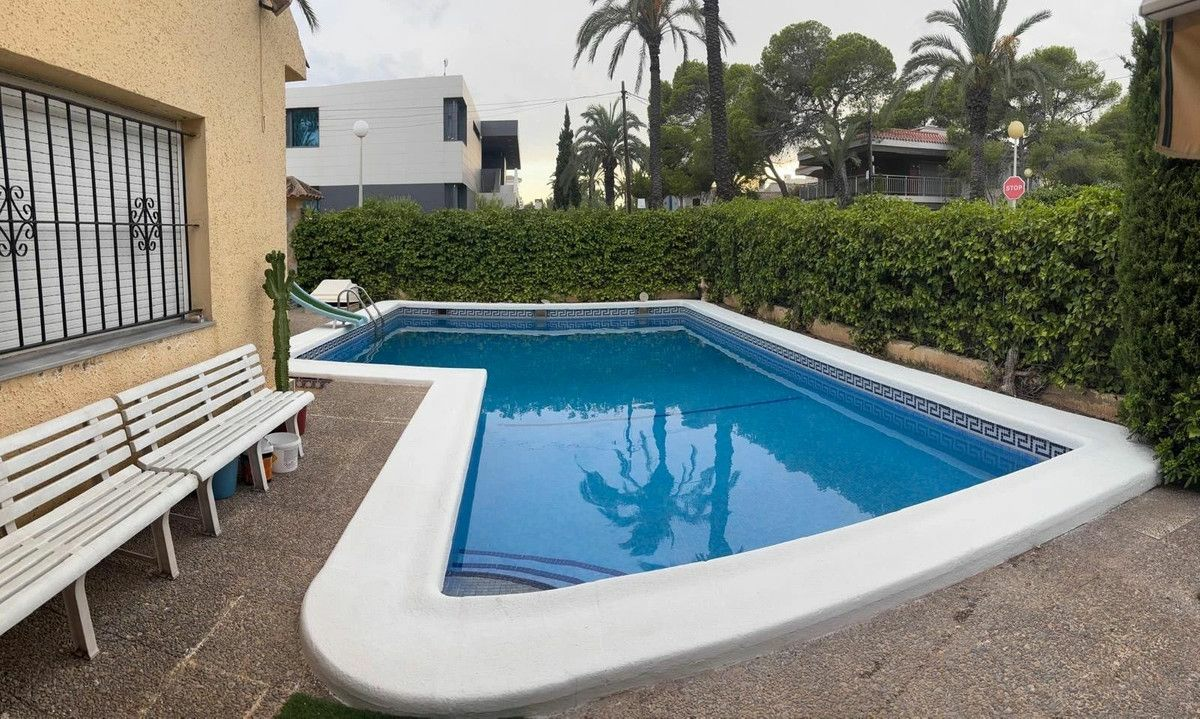 6-bedroom Villa In Torrevieja, Spain (170 M²)