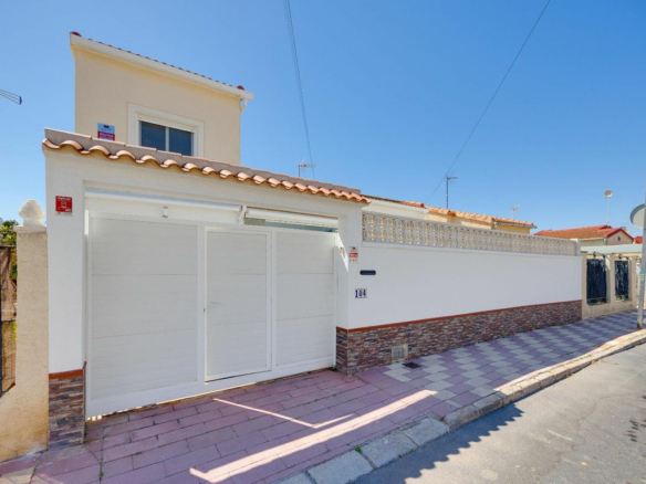 3-bedroom Villa In La Marina, Spain (121 M²)