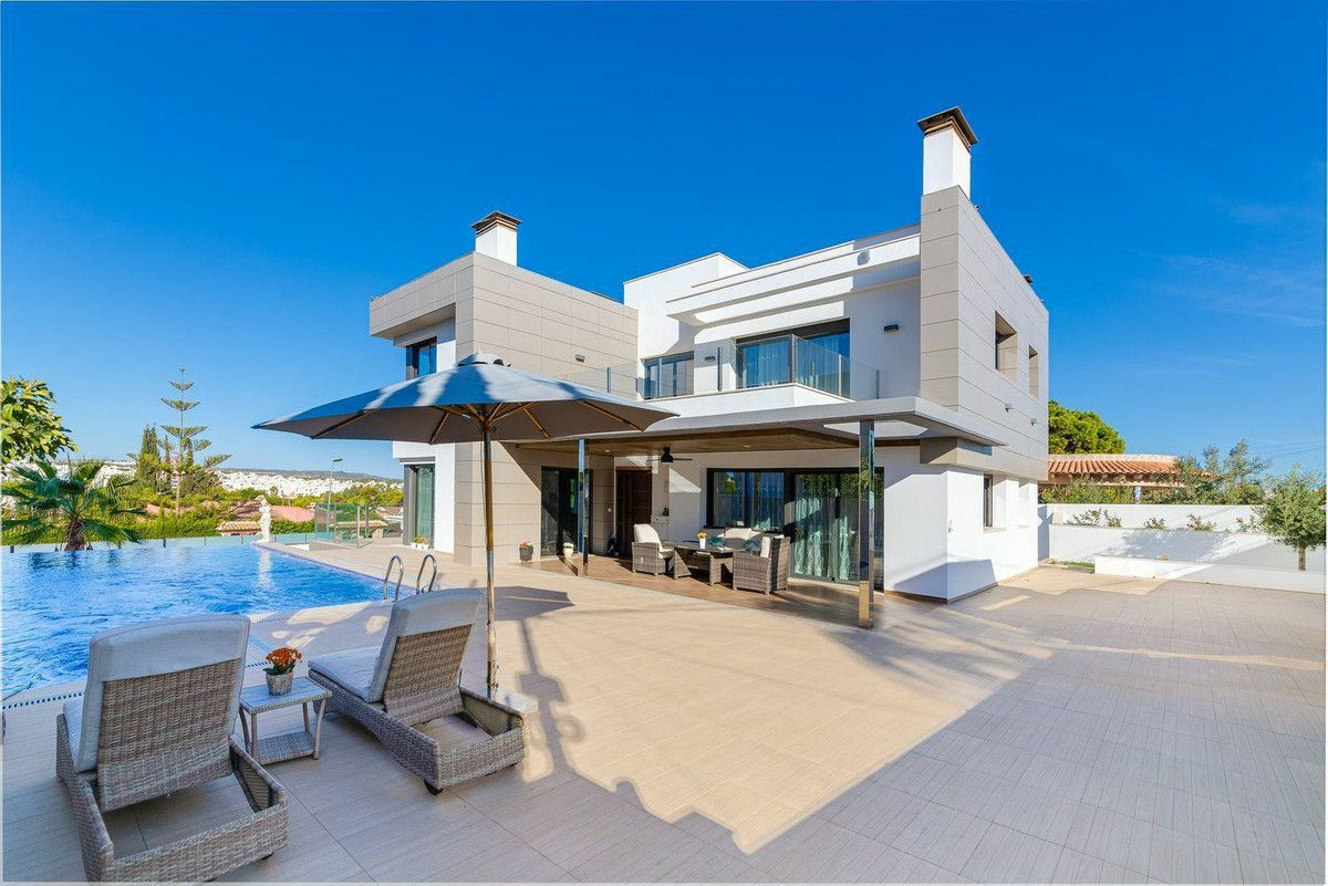 3-bedroom Villa In Orihuela Costa, Spain (461 M²)