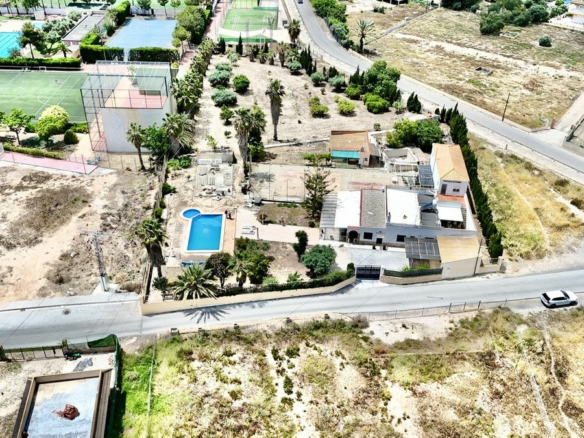 6-bedroom Villa In Los Montesinos, Spain (347 M²)