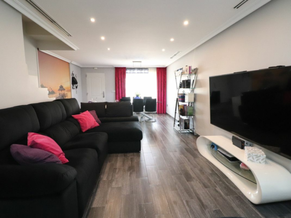 3-bedroom House In Redovan, Spain (241 M²)