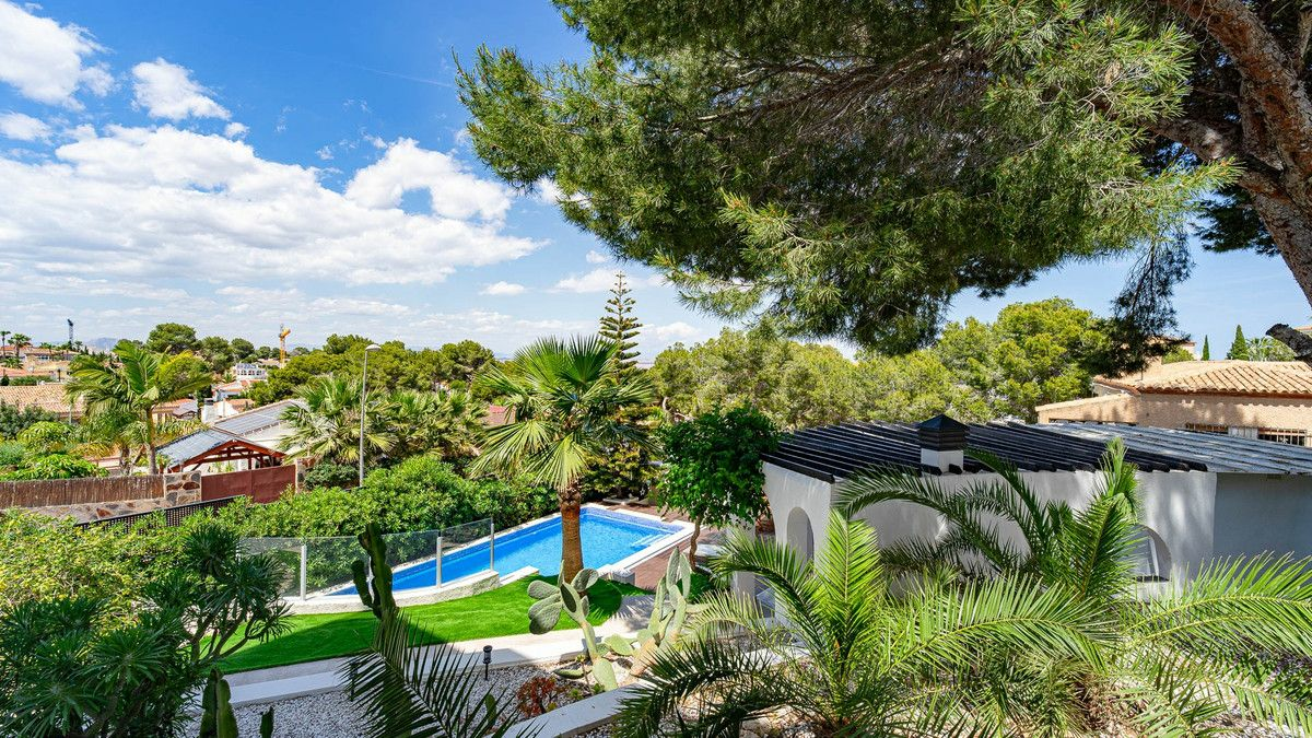 6-bedroom Villa In Orihuela Costa, Spain (286 M²)