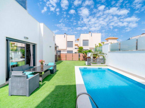 5-bedroom Villa In Torrevieja, Spain (194 M²)