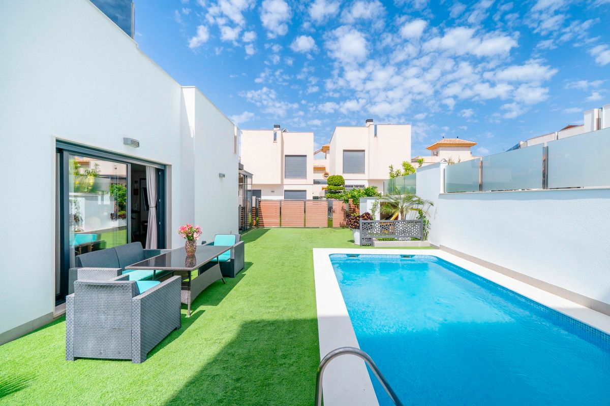 5-bedroom Villa In Torrevieja, Spain (194 M²)