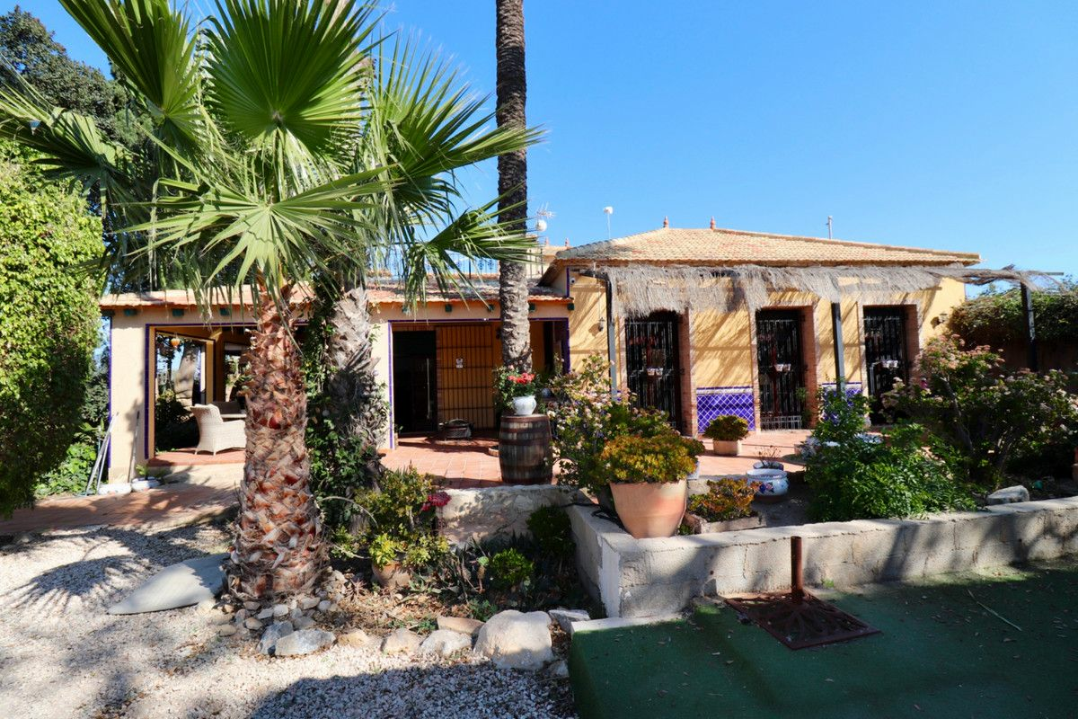 6-bedroom Villa In Almoradi, Spain (375 M²)