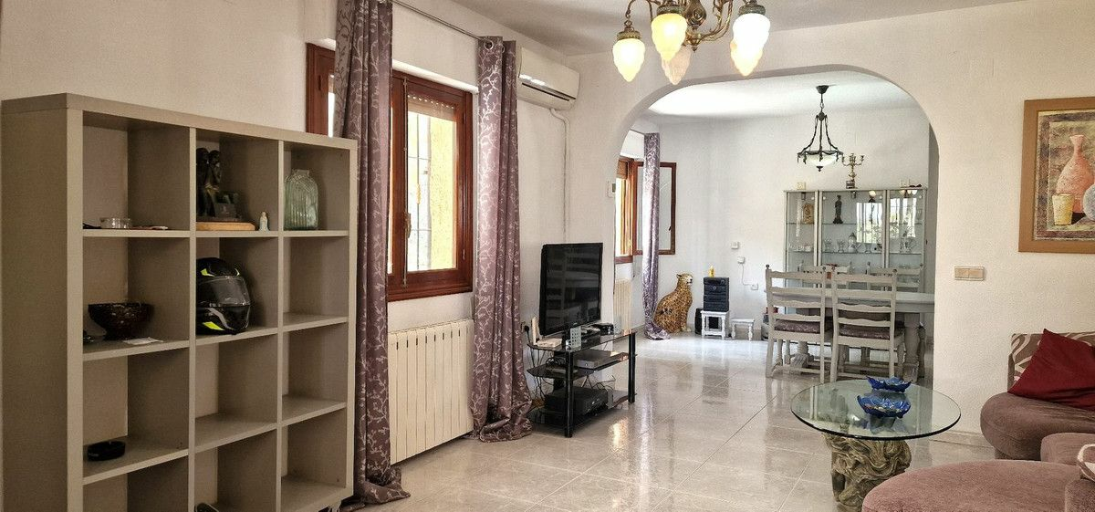 6-bedroom Villa In Orihuela, Spain (250 M²)