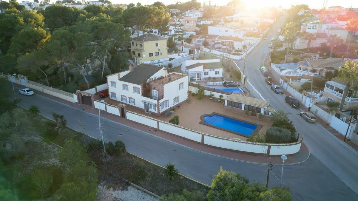 7-bedroom Villa In Orihuela Costa, Spain (284 M²)