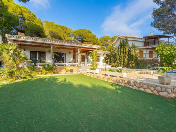 6-bedroom Villa In Orihuela Costa, Spain (204 M²)