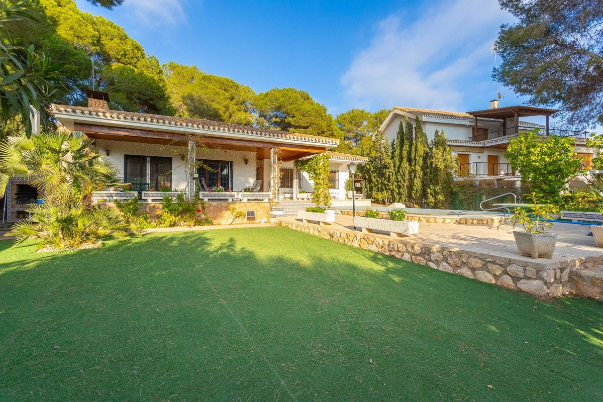 6-bedroom Villa In Orihuela Costa, Spain (204 M²)