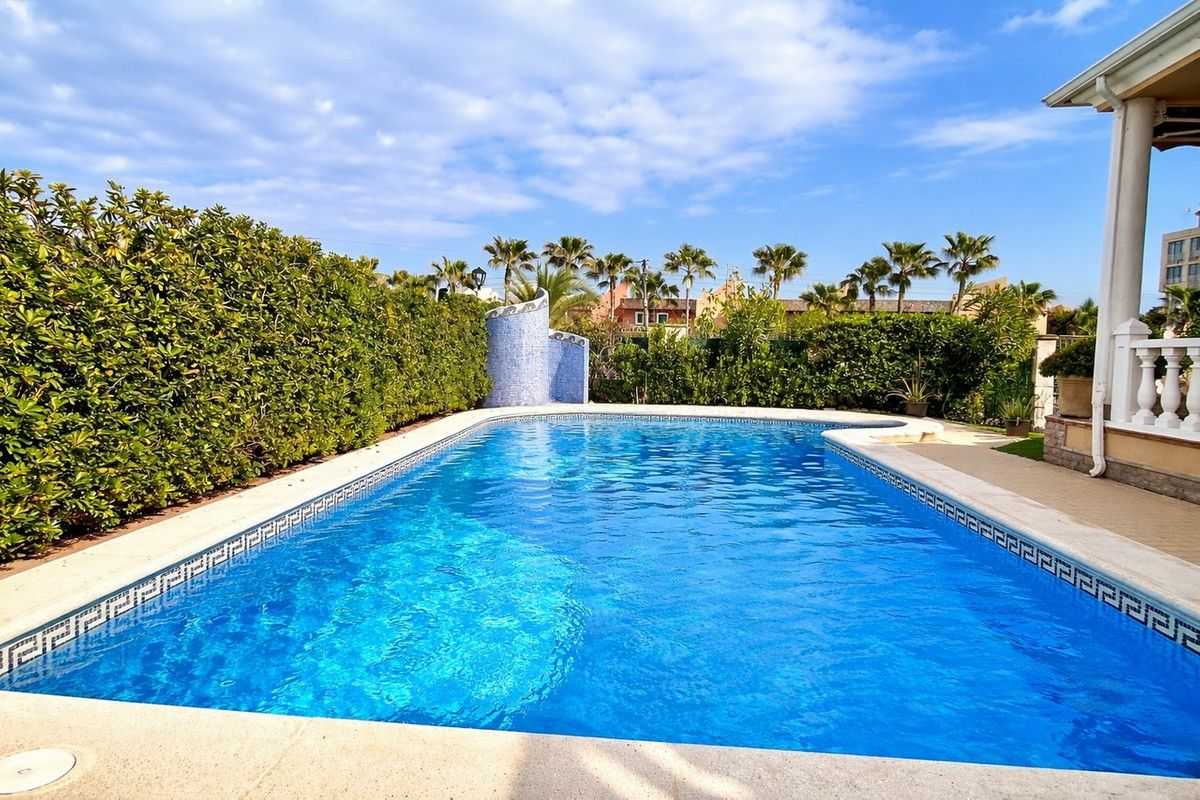 6-bedroom Villa In Torrevieja, Spain (440 M²)