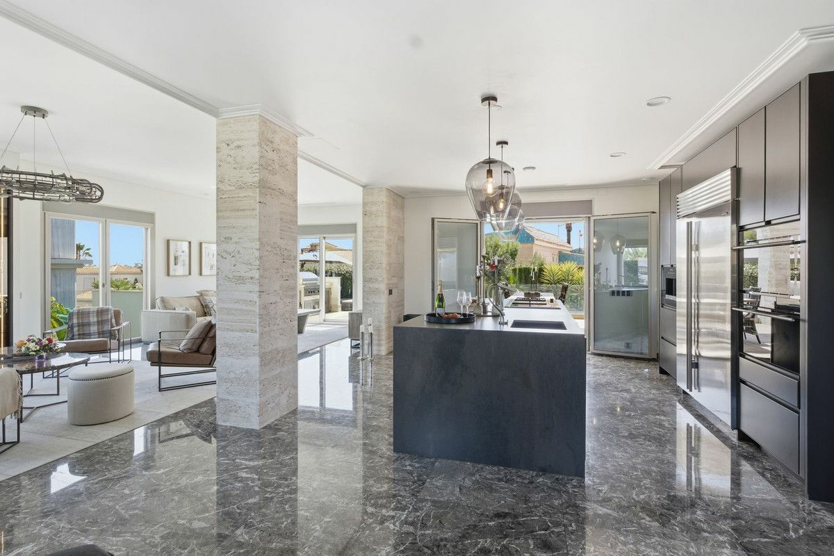 6-bedroom Villa In Orihuela Costa, Spain (442 M²)