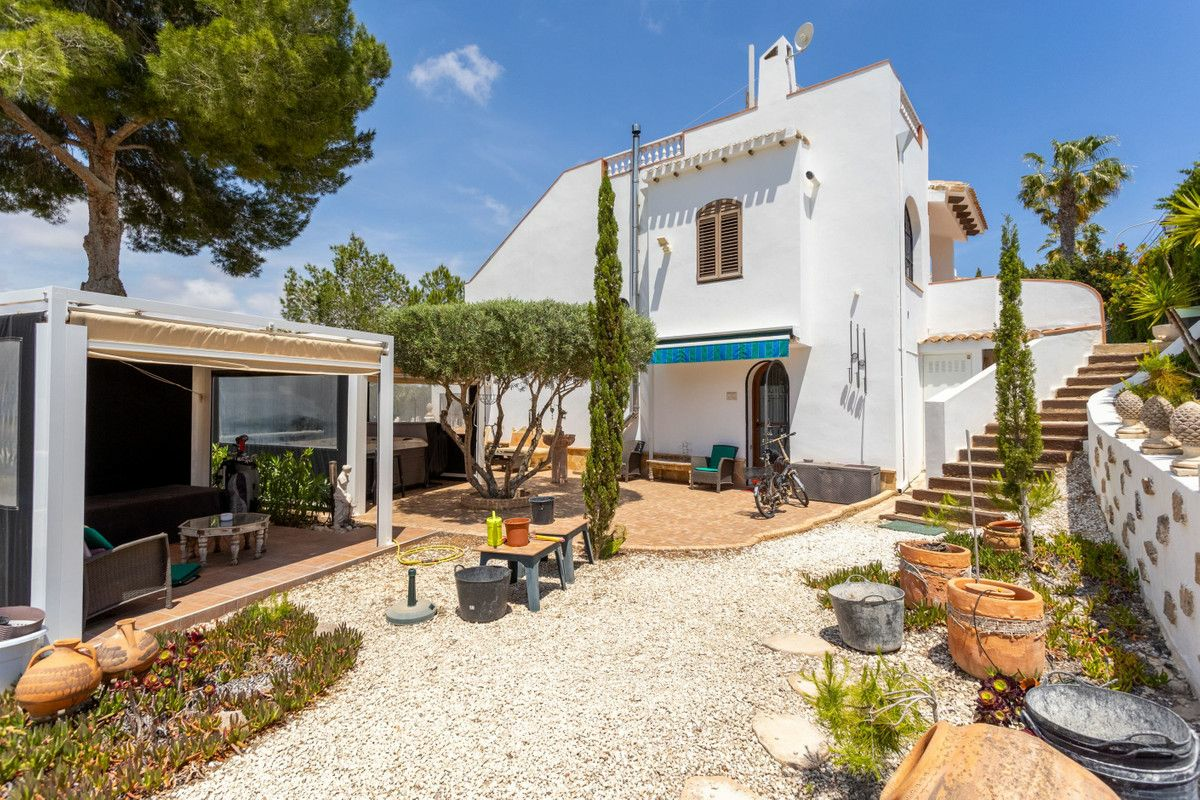 4-bedroom Villa In Orihuela Costa, Spain (150 M²)