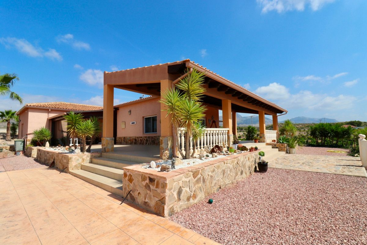 4-bedroom Villa In Albatera, Spain (198 M²)
