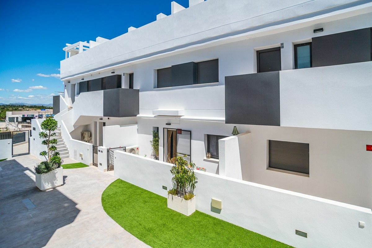 3-bedroom Apartment In Torrevieja, Spain (138 M²)