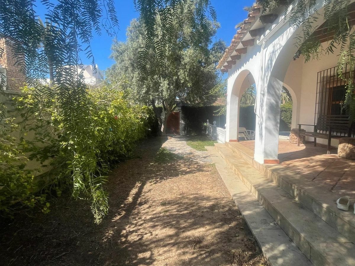 4-bedroom Villa In Cabo Roig, Spain (180 M²)