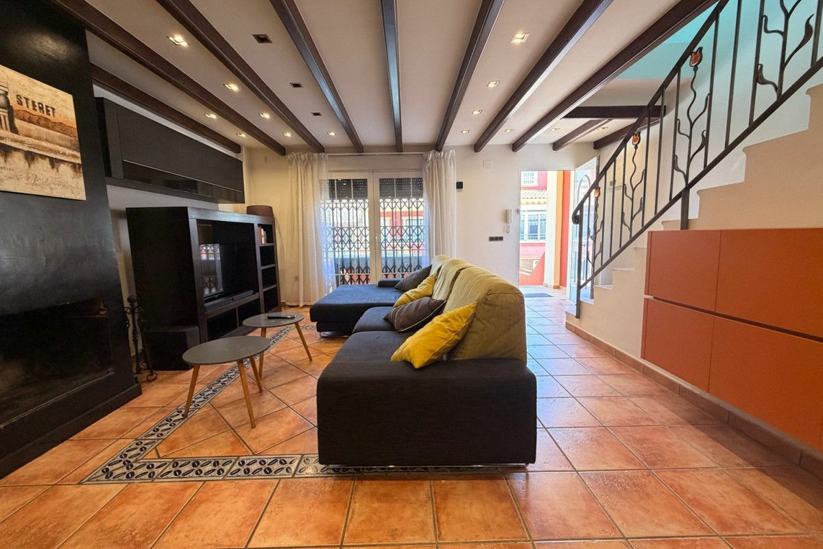 3-bedroom House In Catral, Spain (195 M²)