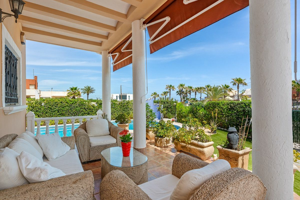 6-bedroom Villa In Torrevieja, Spain (500 M²)