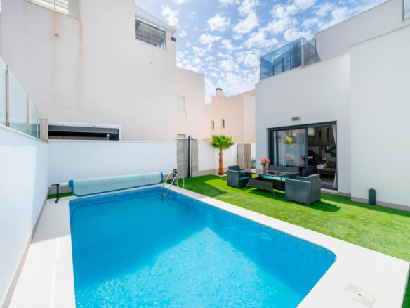 5-bedroom Villa In Torrevieja, Spain (194 M²)