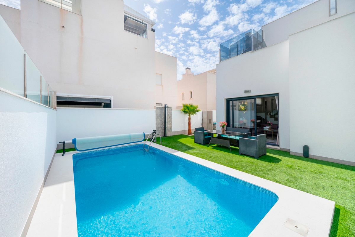 5-bedroom Villa In Torrevieja, Spain (194 M²)