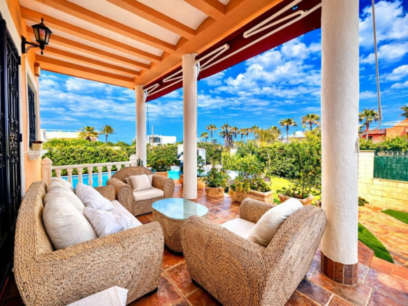 6-bedroom Villa In Torrevieja, Spain (440 M²)