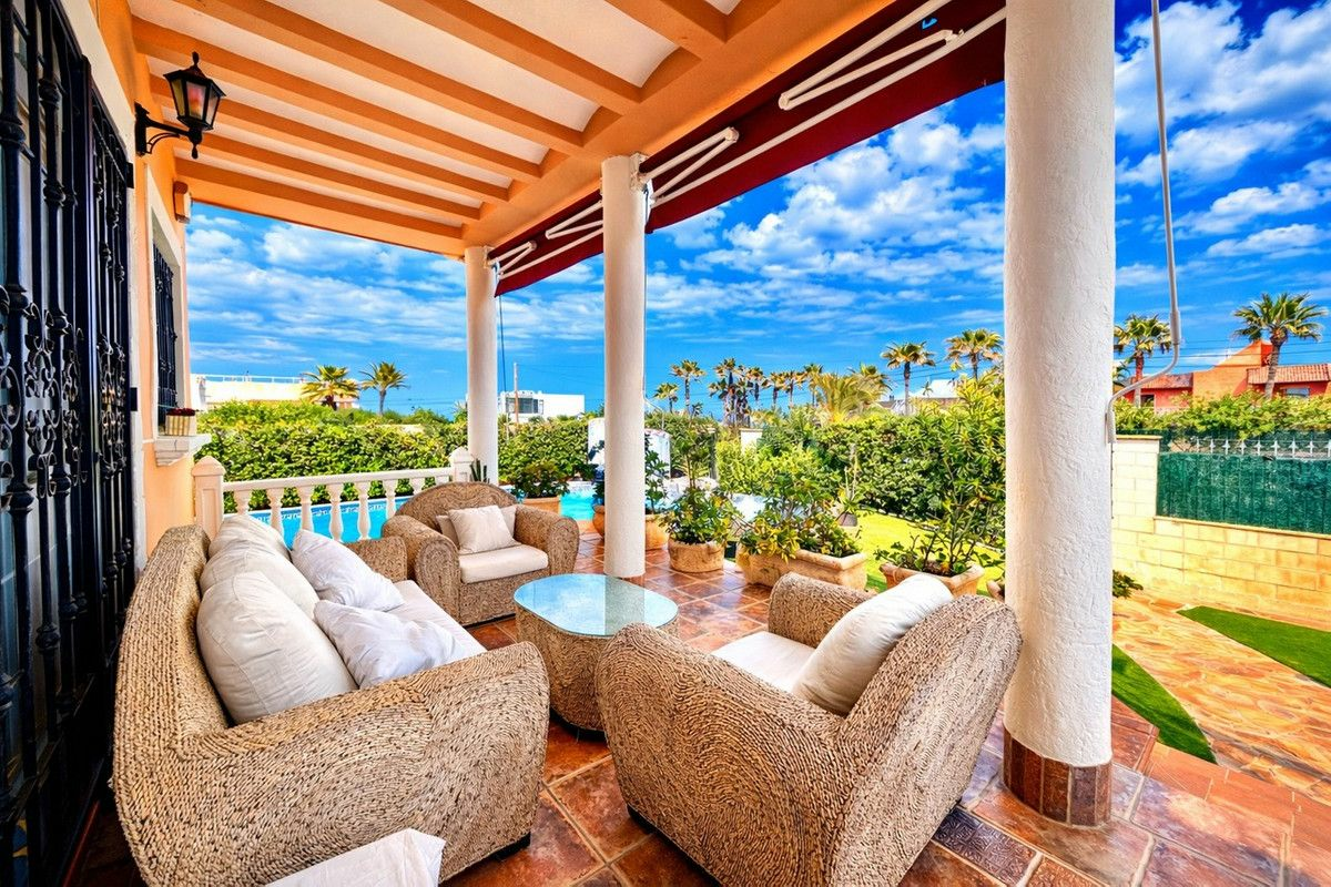 6-bedroom Villa In Torrevieja, Spain (440 M²)