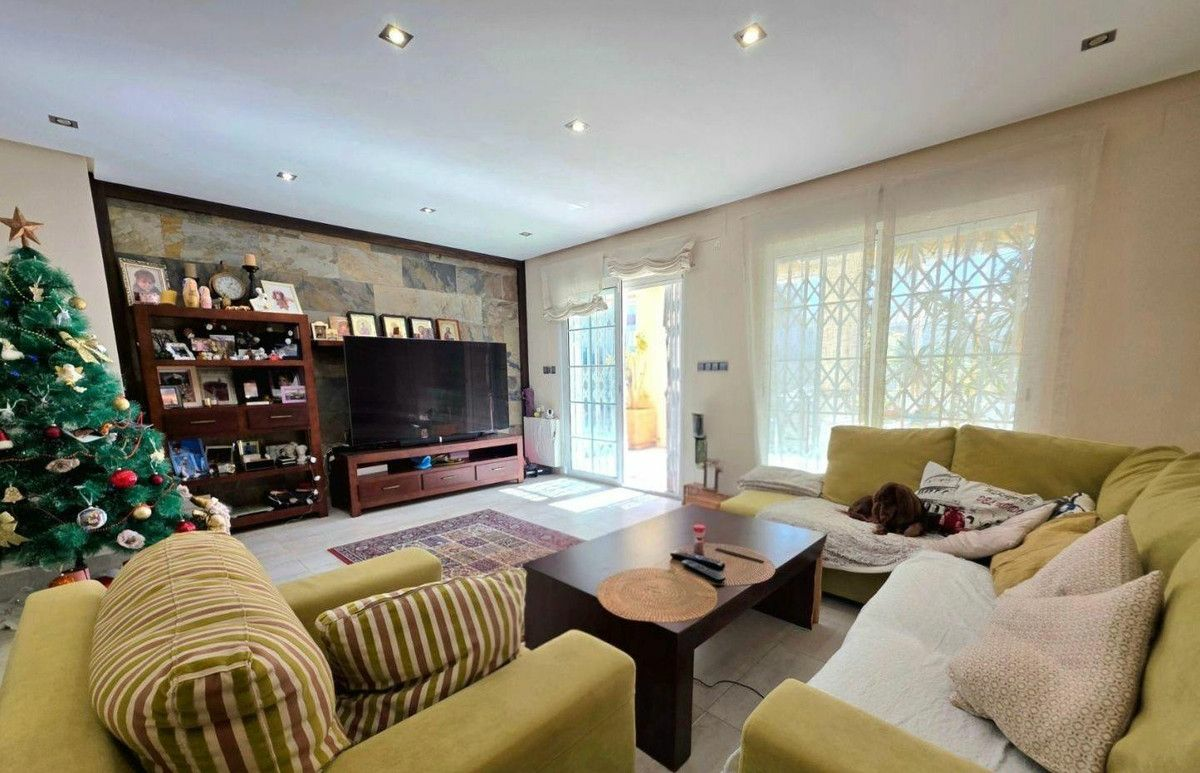 5-bedroom Villa In Orihuela Costa, Spain (265 M²)