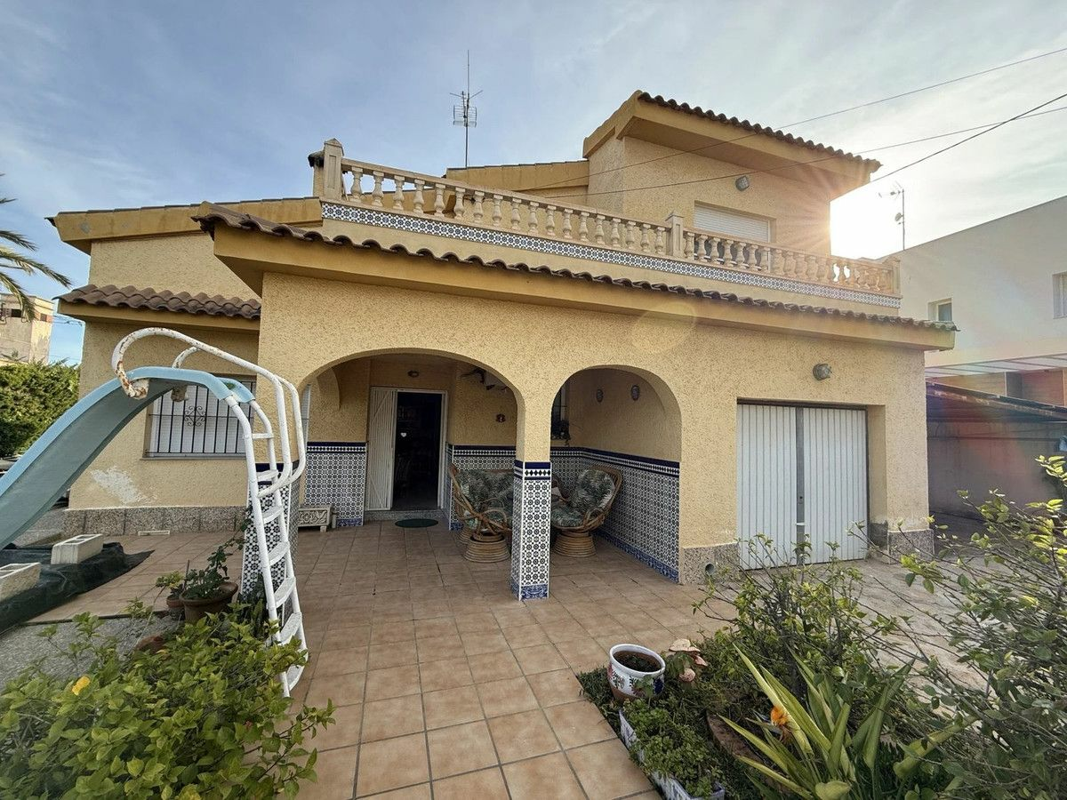 6-bedroom Villa In Torrevieja, Spain (170 M²)