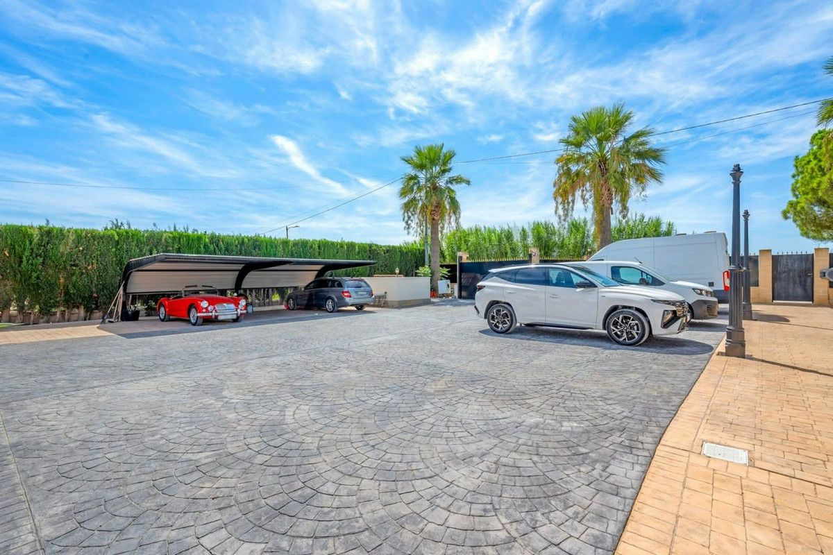 6-bedroom Country House In Almoradi, Spain (300 M²)