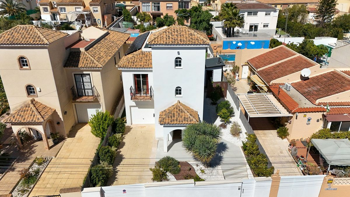 4-bedroom Villa In Torrevieja, Spain (245 M²)