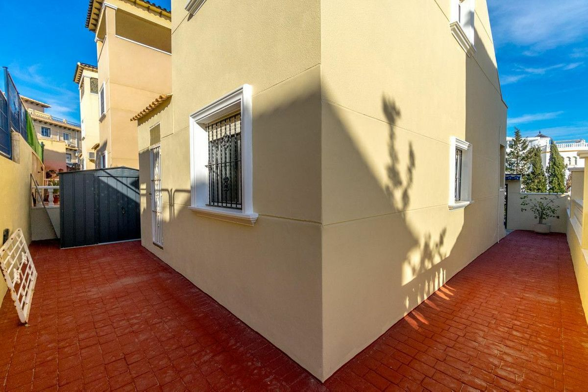 3-bedroom Villa In Torrevieja, Spain (105 M²)