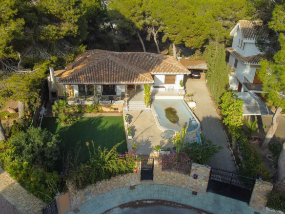 6-bedroom Villa In Orihuela Costa, Spain (204 M²)