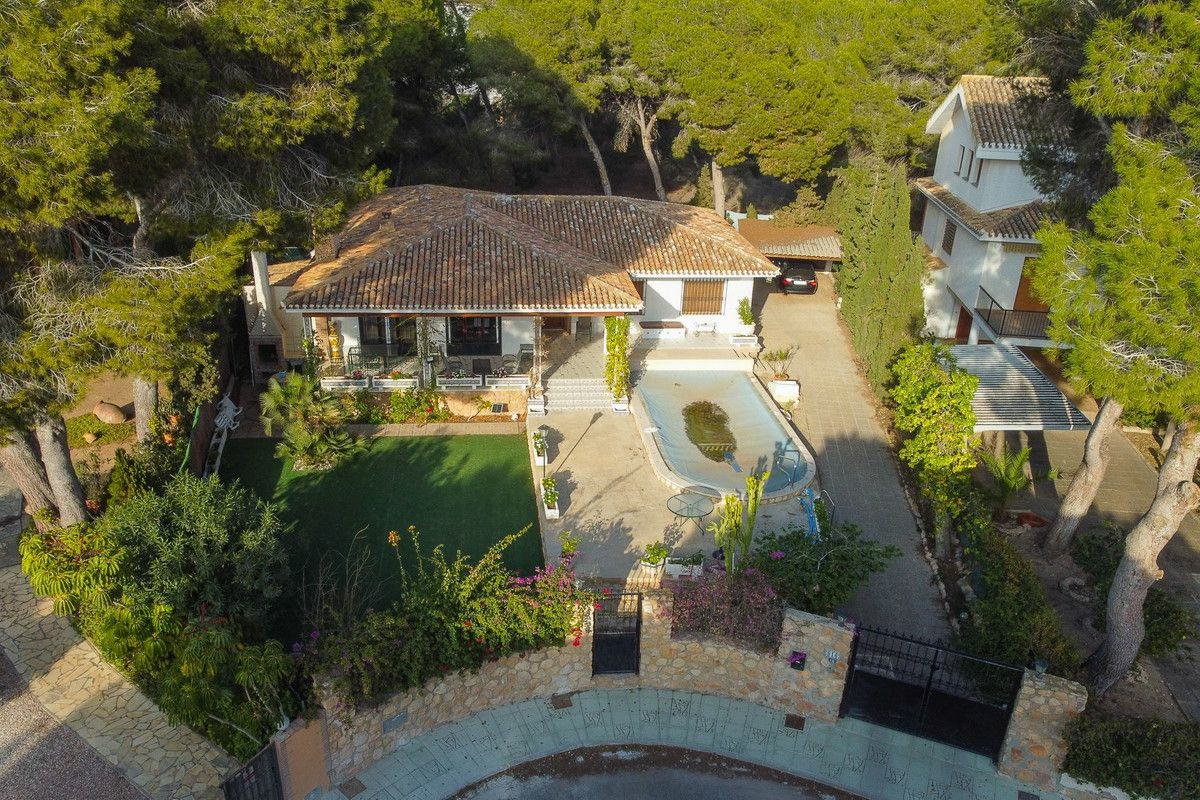 6-bedroom Villa In Orihuela Costa, Spain (204 M²)