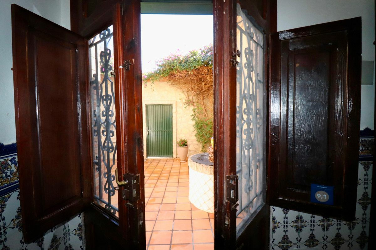6-bedroom Villa In Almoradi, Spain (375 M²)