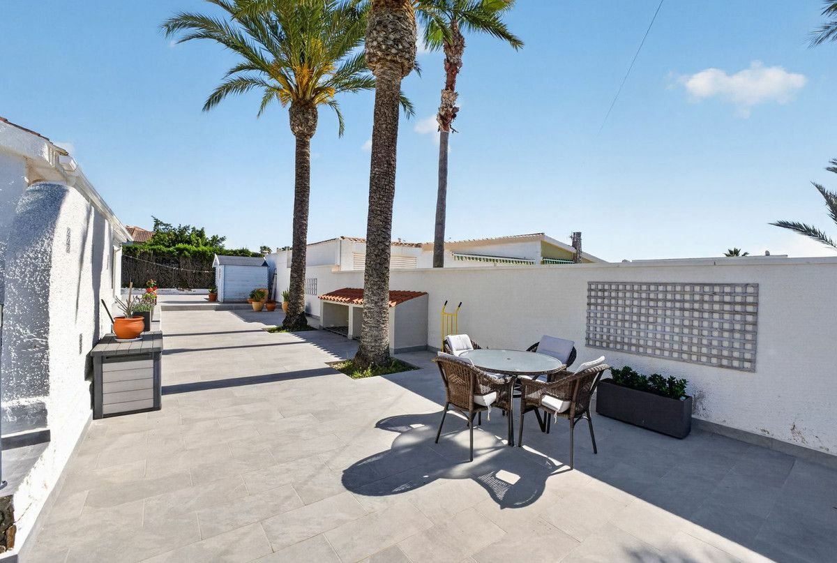 3-bedroom Villa In Torrevieja, Spain (76 M²)