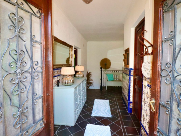 6-bedroom Villa In Almoradi, Spain (375 M²)