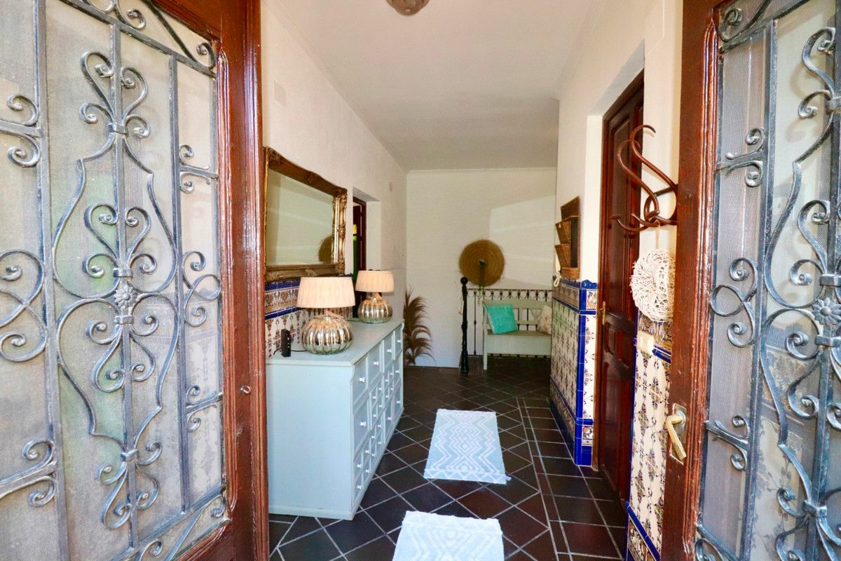 6-bedroom Villa In Almoradi, Spain (375 M²)