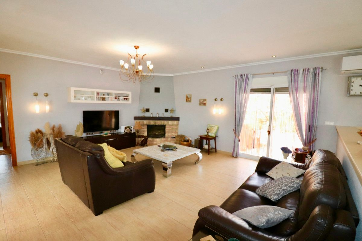 4-bedroom Villa In Albatera, Spain (198 M²)