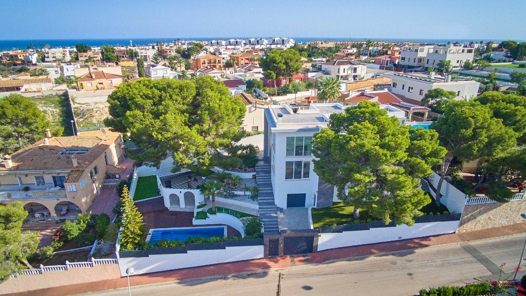 6-bedroom Villa In Orihuela Costa, Spain (286 M²)