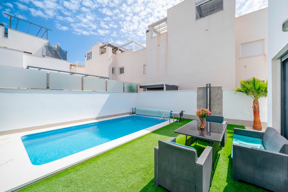 5-bedroom Villa In Torrevieja, Spain (194 M²)