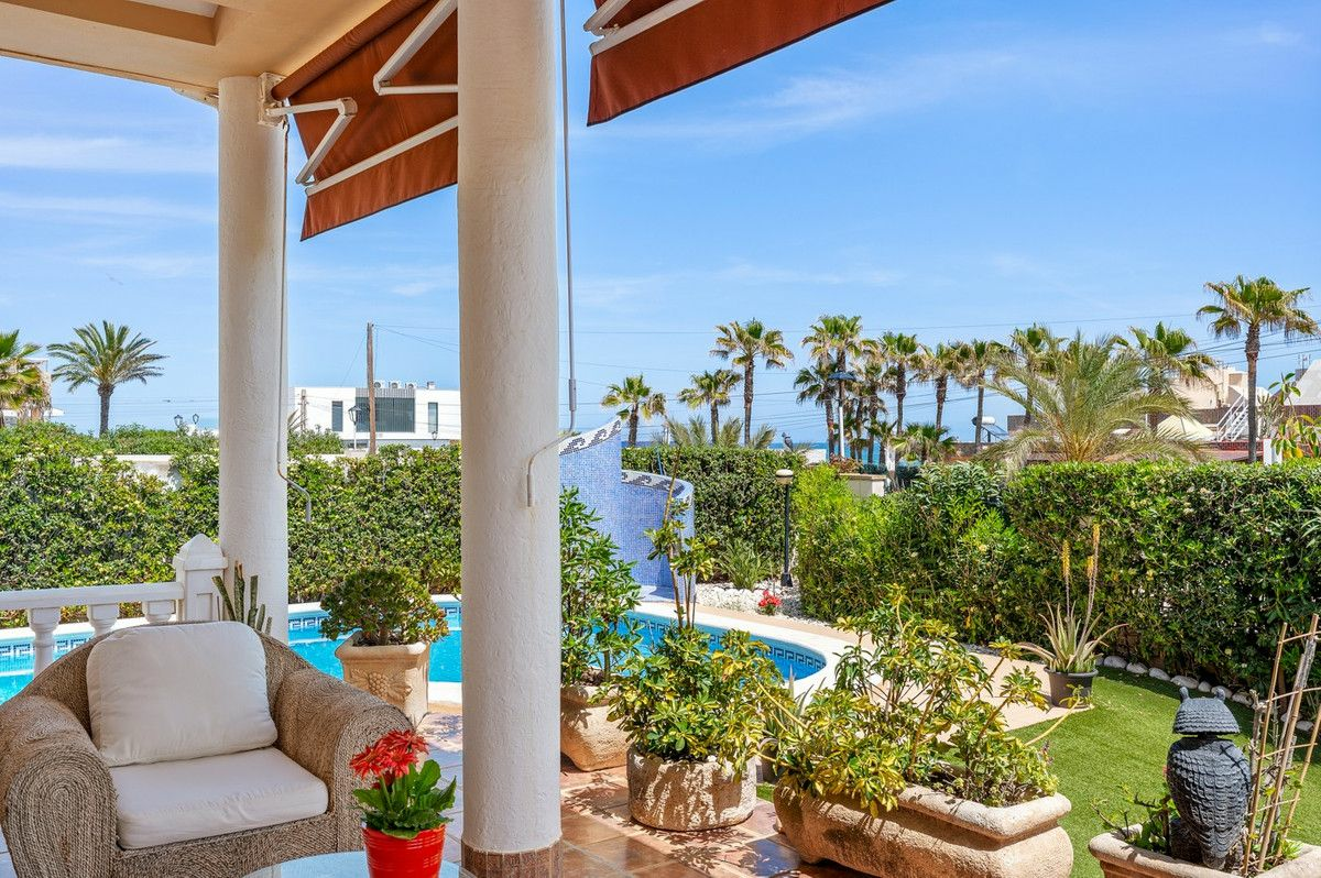 6-bedroom Villa In Torrevieja, Spain (500 M²)