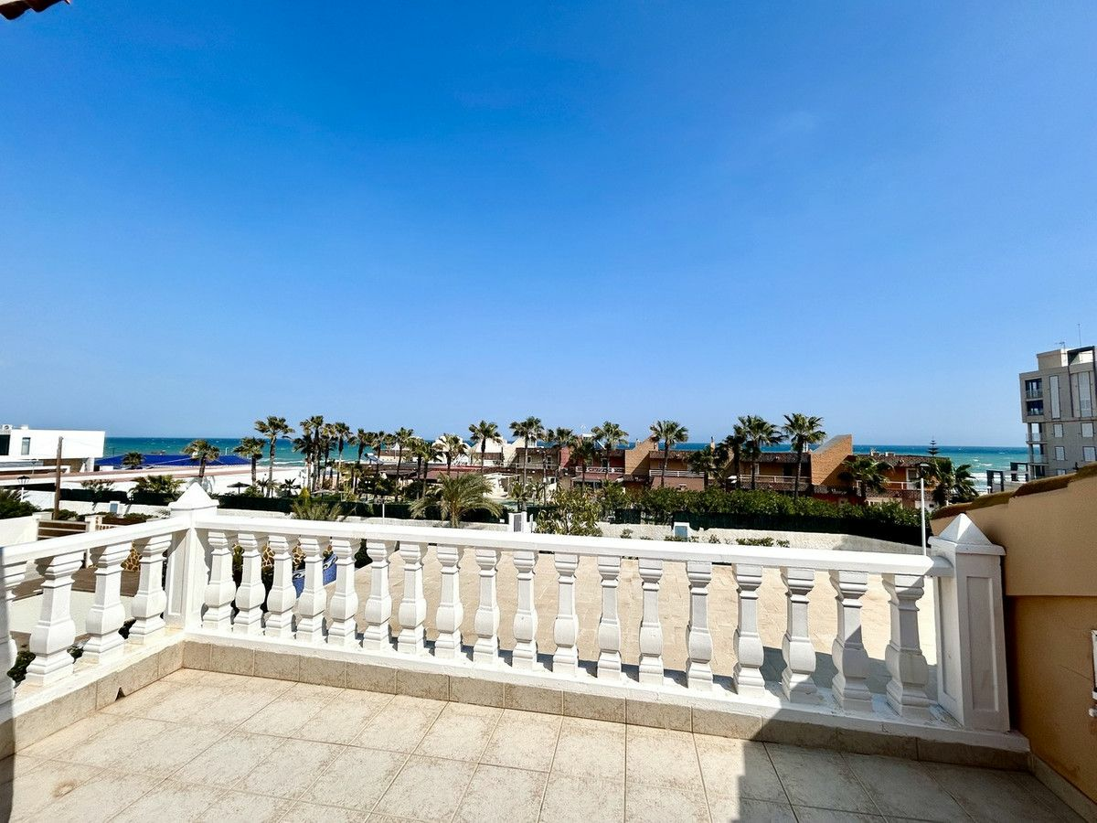 6-bedroom Villa In Torrevieja, Spain (440 M²)