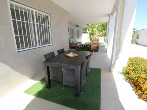 Villa In Elche