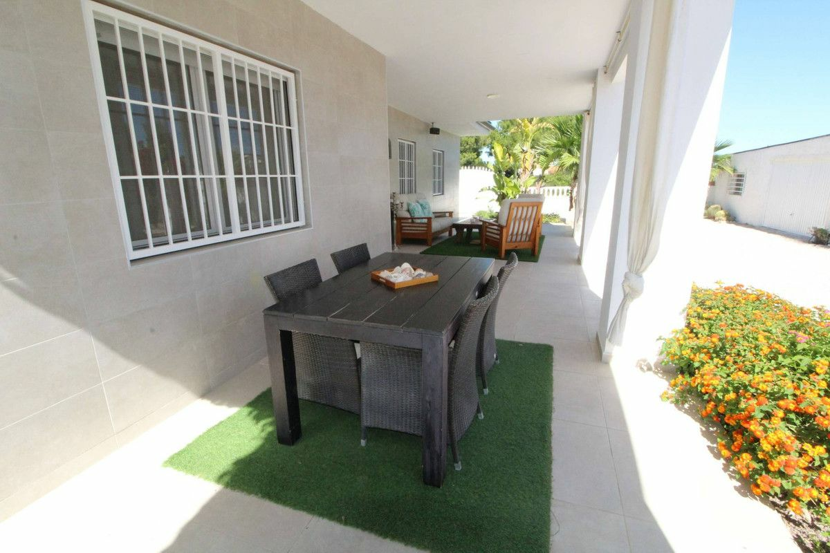 Villa In Elche