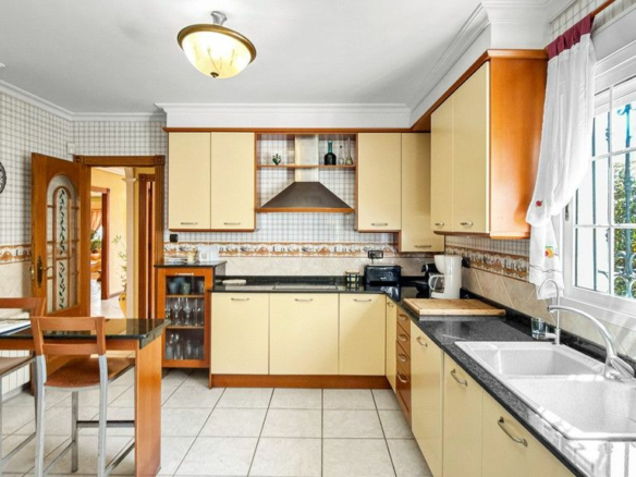 5-bedroom Villa In Torrevieja, Spain (440 M²)