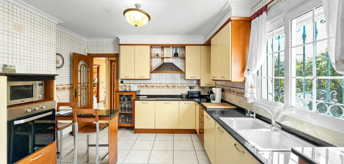 5-bedroom Villa In Torrevieja, Spain (440 M²)