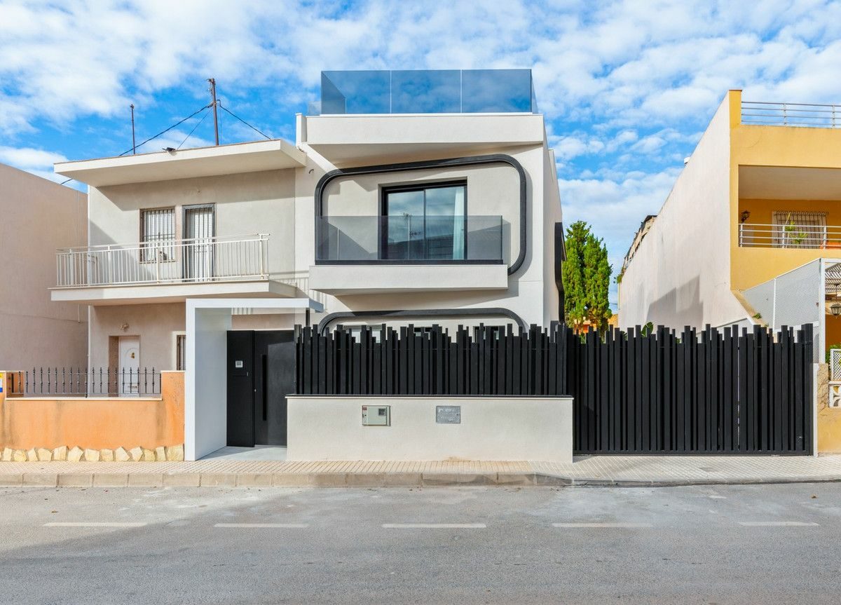 4-bedroom Villa In Pilar De La Horadada, Spain (121 M²)