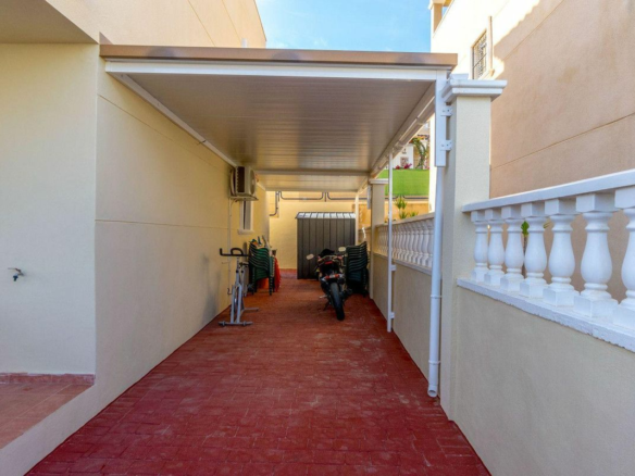 3-bedroom Villa In Torrevieja, Spain (105 M²)