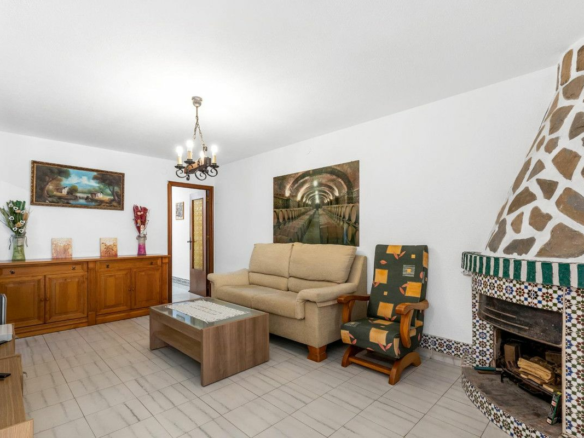 3-bedroom Villa In Torrevieja, Spain (77 M²)