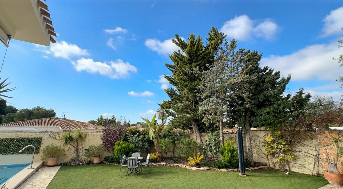 7-bedroom Villa In Orihuela Costa, Spain (450 M²)